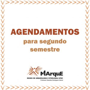 Card branco com borda em grafismos marrons. No centro há escrito agendamentos em letras grandes marrom escuro e para segundo semestre em letras menores marrom-claras. No terça inferior tem a logo do MArquE