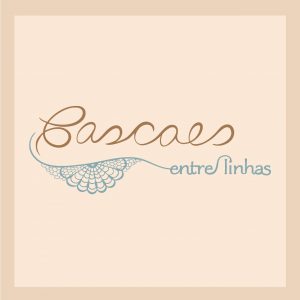 card bege com a logo da exposição. No centro da imagem há escrito Cascaes em letras cursivas de cor Marrom. Abaixo da escrita há um fio azul que entrelaça a ilustração de uma renda de bilro e as palavras entre e linhas. 
